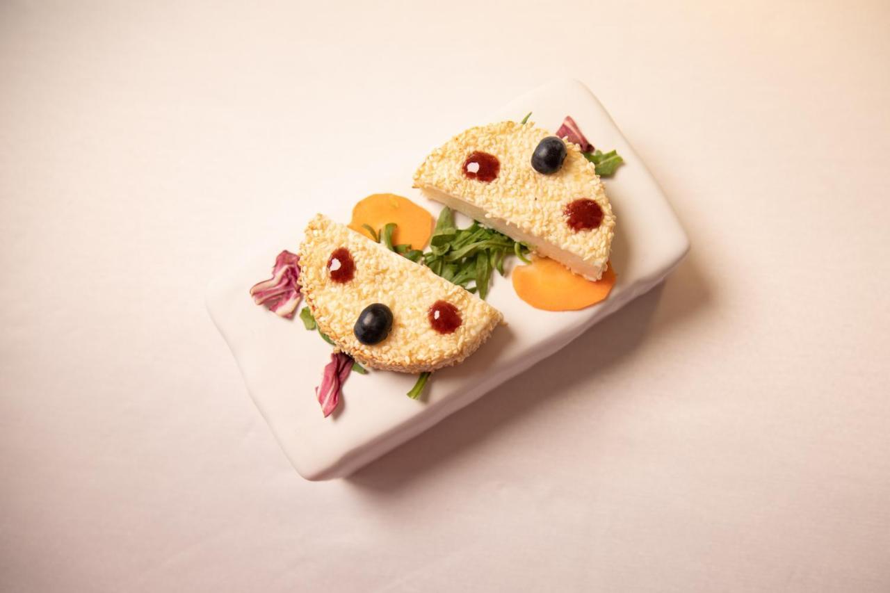 Hotel Villa Pascucci Durres Exterior photo A decorated cheese and fruit platter