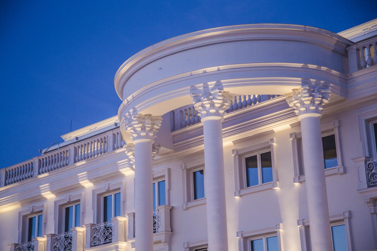 Hotel Villa Pascucci Durres Exterior photo The hotel at night