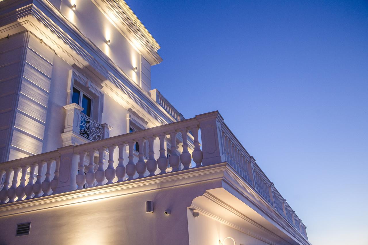 Hotel Villa Pascucci Durres Exterior photo The hotel at night