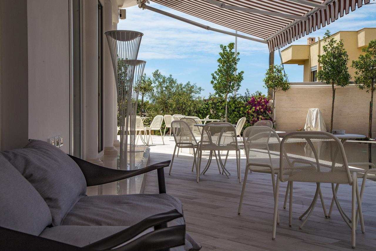 Hotel Villa Pascucci Durres Exterior photo A balcony