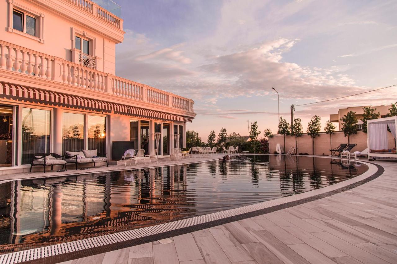 Hotel Villa Pascucci Durres Exterior photo The pool at the hotel