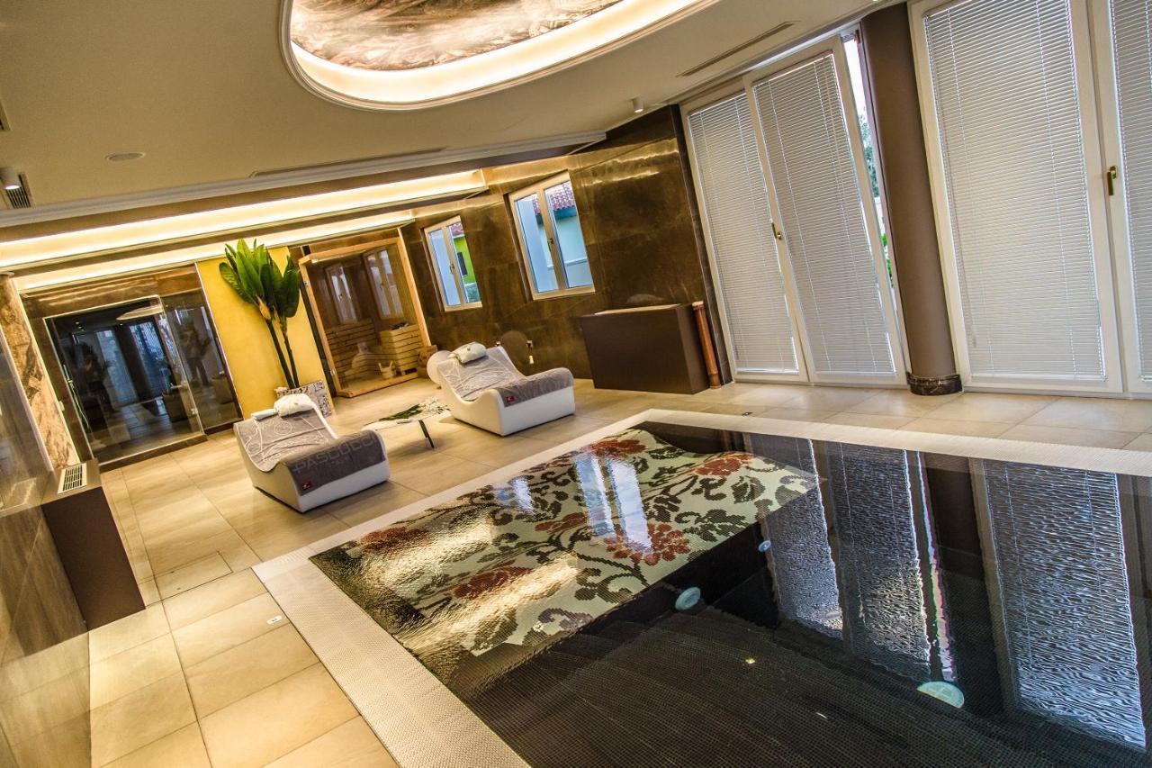Hotel Villa Pascucci Durres Exterior photo The lobby of the hotel