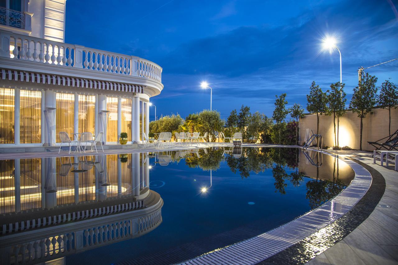 Hotel Villa Pascucci Durres Exterior photo The pool at the clubhouse