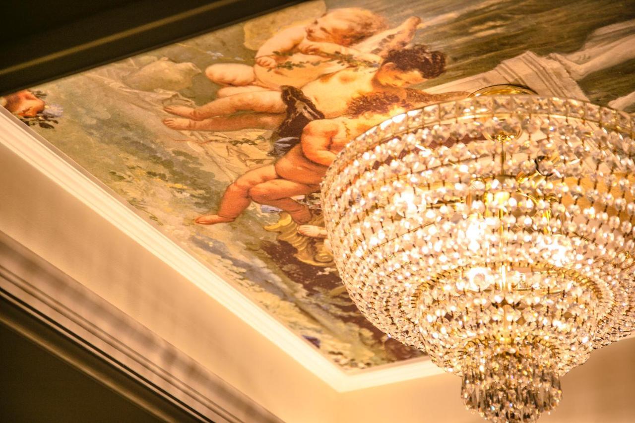 Hotel Villa Pascucci Durres Exterior photo A chandelier